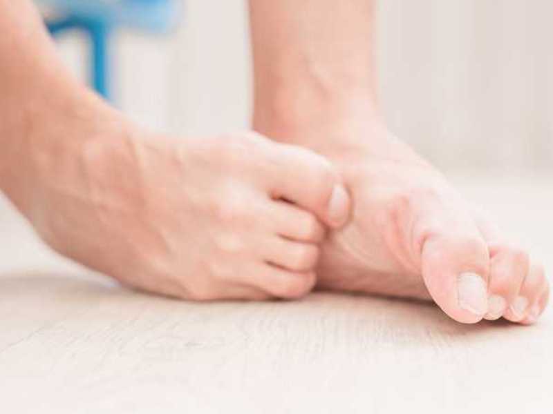 foot fungus includes itchy skin, peeling or cracked skin, and a burning or stinging rash.